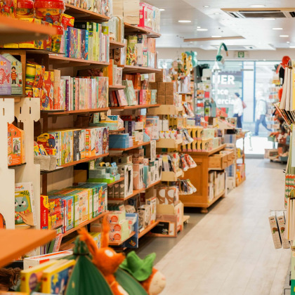 Photo de l'intérieur du commerce de jouets à Liège - coin jeux et dessins