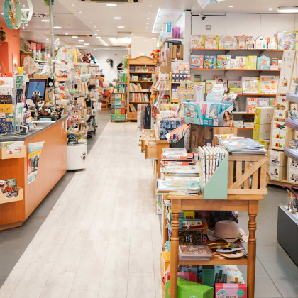 Photo de l'intérieur du commerce de jouets à Liège - coin peluches et livres