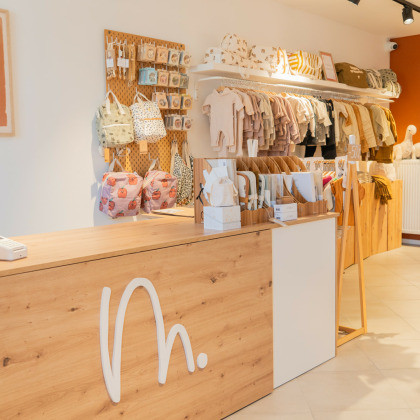 Comptoir du magasin de vêtements pour enfants et bébés à Herve Mai Minus