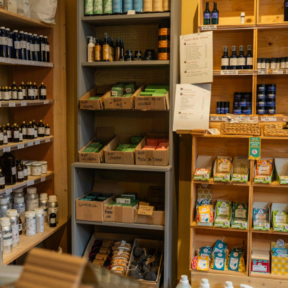 Diffréntes gammes de cosmétique dans le magasin de cosmétiques bio à Tilff le Comptoir d'Essences