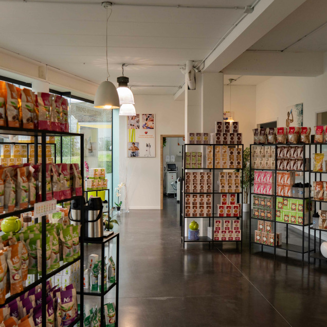 Intérieur du magasin d'alimentation sportive Nutrishop à Rocourt, avec des étagères bien garnies de compléments alimentaires et produits nutritionnels.