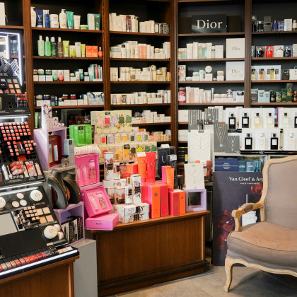 Intérieur de la parfumerie Tiffani à Herve, avec des rayons de maquillage Dior, Lancôme et Sisley, et un large choix de parfums.