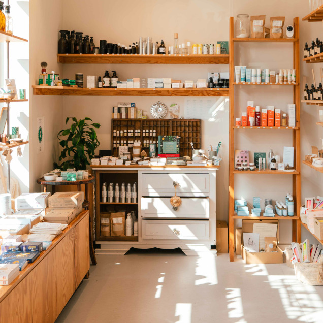 Intérieur de l'épicerie Slow Now à Liège, présentant des produits de bien-être, cosmétiques naturels et accessoires écoresponsables.