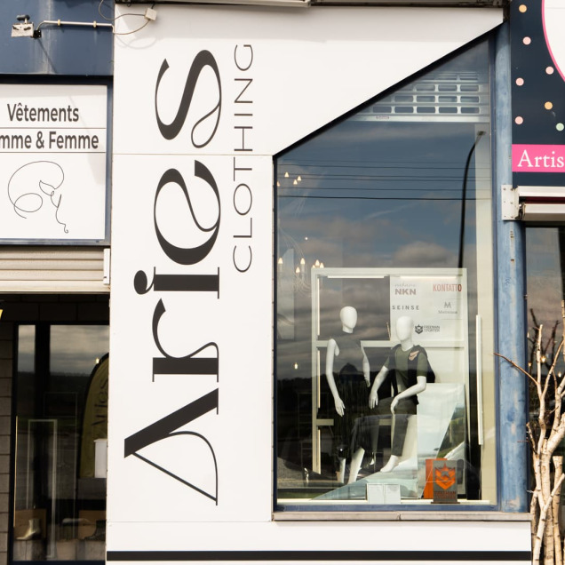 Devanture du magasin de vêtements Aries Clothing à Nandrin, spécialisé dans les vêtements pour hommes et femmes, avec une vitrine moderne et élégante.