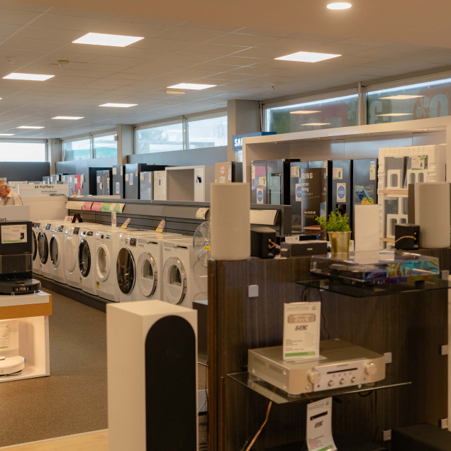 Électroménagers et appareils audio exposés dans le magasin Electro TV Center à Boncelles.