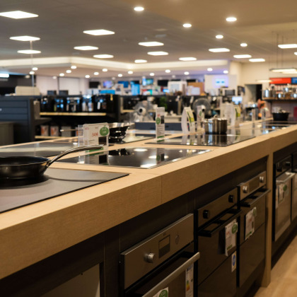 Cuisinières exposées dans le magasin Electro TV Center à Boncelles, avec une large sélection d'appareils électroménagers.