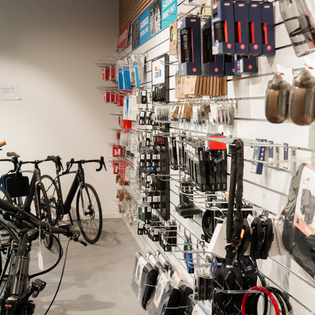 Photos de l'intérieur du magasin Cycles Henrard à Aubel - Coin accessoires vélos