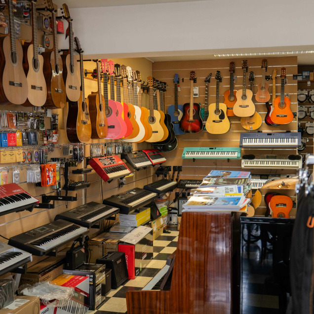 Photo de l'intérieur du commerce d'instruments de musiques - Liège Music Center - coin guitare