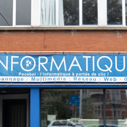 Devanture du magasin d'informatique Pecebel à Liège, spécialisée dans la vente, le dépannage et le réseau informatique.