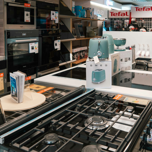 Appareils électroménagers de cuisine dans le magasin d'électromnénagers Maison Praillet à Visé, avec grille-pain SMEG, four et cuisinière à gaz.