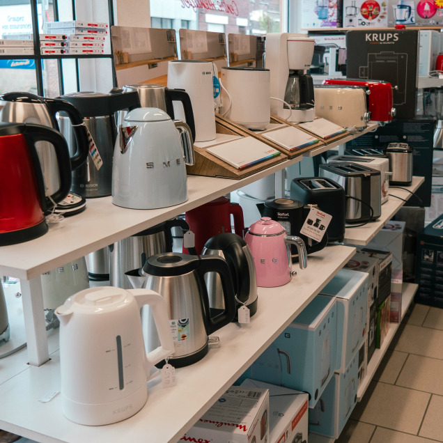 Bouilloires et grille-pain SMEG dans le magasin d'électroménagers Maison Praillet à Visé, avec une sélection de petits électroménagers pour la cuisine.