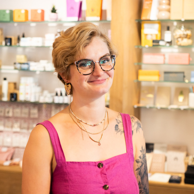 La gérante du magasin cosmétique et concept store Cozy Bee à Liège