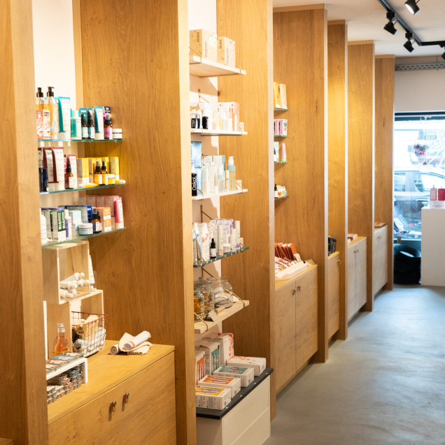 Rayons de produits bien-être éthiques dans la boutique Cozy Bee à Liège, spécialisée dans les soins de beauté et la consommation responsable.