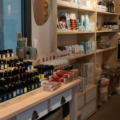 Présentation de produits de beauté et vernis à ongles dans la boutique Cozy Bee à Liège, spécialisée dans le bien-être et la consommation éthique.