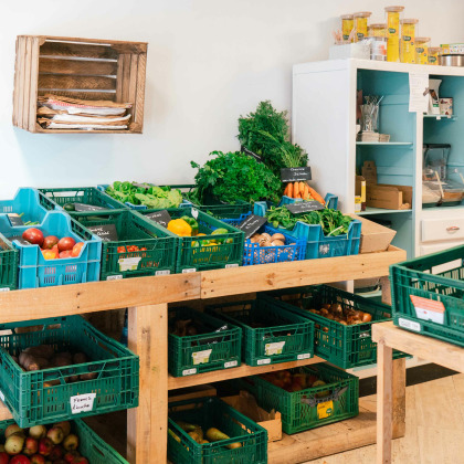 Photo de l'interieur du magasin Le Potiquet à Liège (4020) sur Localisy.com. Coin carottes et tomates bio