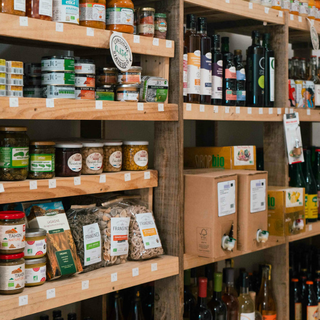 Photo de l'interieur du magasin Le Potiquet à Liège (4020) sur Localisy.com. Produits bio, vrac et soins naturels. Coin bocaux, bières et conserves