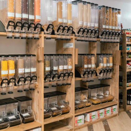 Photo de l'interieur du magasin Le Potiquet à Liège (4020) sur Localisy.com. Produits bio, vrac et soins naturels. Coin Vrac noix et noisettes