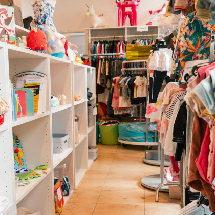 Photo de l'intérieur du magasin de seconde main Human Store à Chênée - coin vêtements