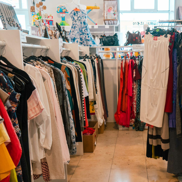 Photo de l'intérieur du magasin de seconde main Human Store à Chênée - coin vêtements adultes