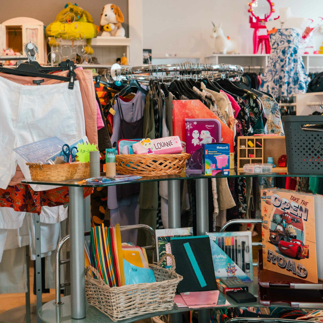 Photo de l'intérieur du magasin de seconde main Human Store à Chênée - coin jeux et petit matériel