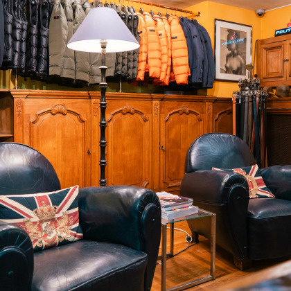 Photo de l'intérieur du magasin de vêtements sur mesure et de marques British House à Liège - coin vestes hiver