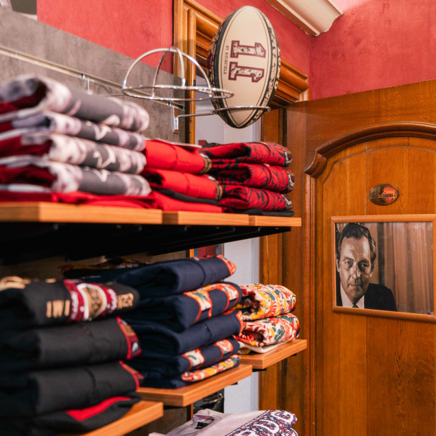 Photo de l'intérieur du magasin de vêtements sur mesure et de marques British House à Liège coin pulls