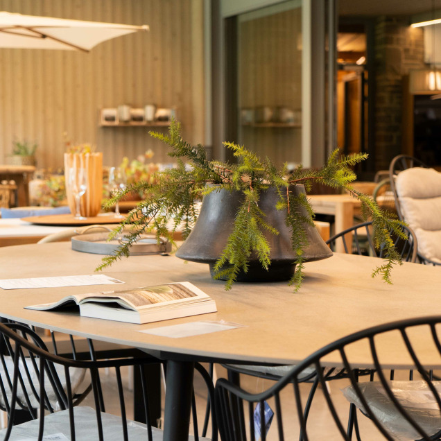 Photo de l'intérieur du magasin de décoration d'intérieur en Tek ou matériaux durables, Teak & Deco à Angleur - coin table