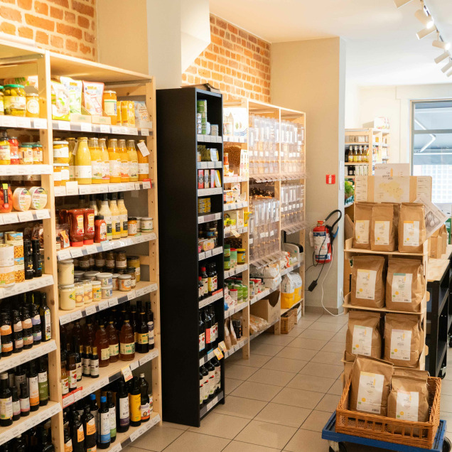 Photo de l'intérieur du commerce d'alimentation - le blé en herbe à Tilff - coin épices et bocaux