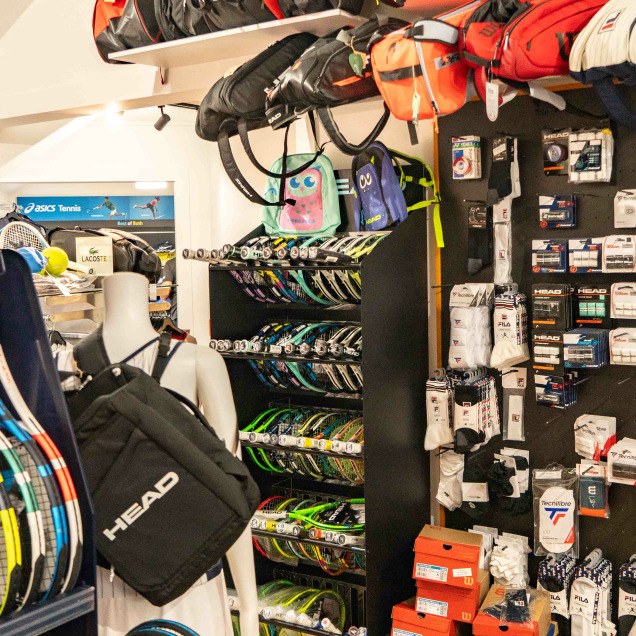 Magasin de sport "Avantage Tennis" à Embourg avec des raquettes de tennis et des accessoires de marques comme Babolat et Head.