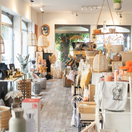 Intérieur du magasin “Humeur du jour” à Visé. Le magasin est rempli de divers articles de décoration intérieure et d’accessoires, tels que des coussins, des vases, des bougies et des décorations murales.