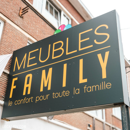 Enseigne de Meubles Family à Hannut avec le slogan "le confort pour toute la famille".