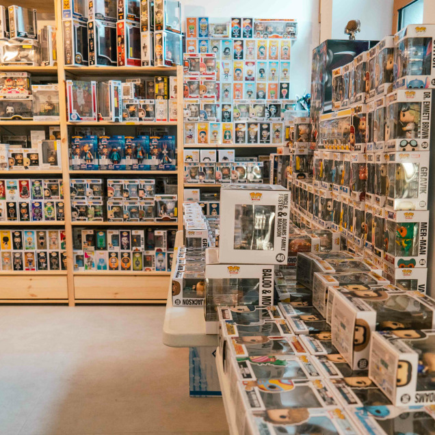 L’intérieur du magasin “Computer Services” à Theux est bien organisé, avec des étagères remplies de figurines et de produits de collection. Le magasin semble accueillant et bien agencé, idéal pour les passionnés de la culture pop et geek.