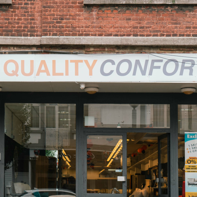 Façade du magasin Quality Confort à Ans avec enseigne et offres promotionnelles en vitrine.