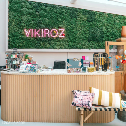 Magasin de décoration Vikiroz à Esneux, avec comptoir en bois et décoration murale végétale.