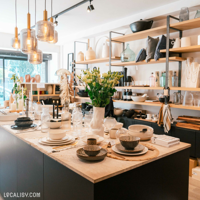 Intérieur du magasin de décoration Bivouac à Embourg, mettant en avant des articles de décoration et de vaisselle ethno-chic