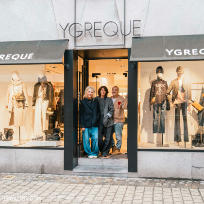 Devanture du magasin de vêtements pour femmes Ygreque à Liège avec vitrine de mode