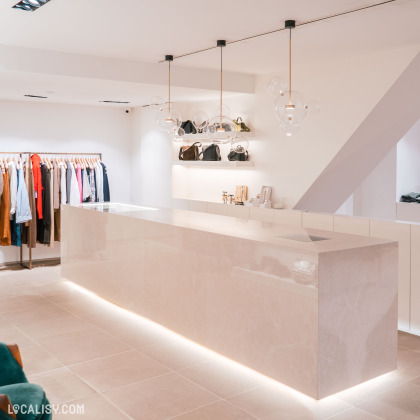 Intérieur moderne du magasin de vêtements pour femmes Ygreque à Liège, avec comptoir élégant et étagères de sacs.