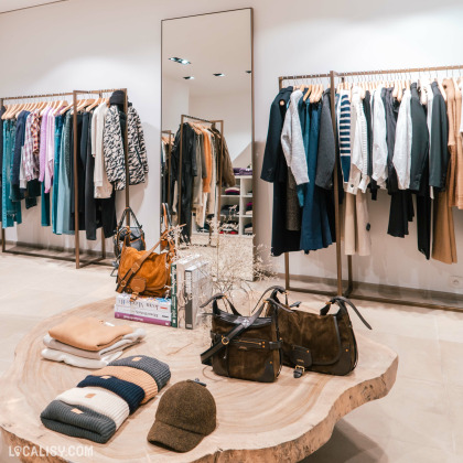 Présentoir avec vêtements et accessoires au magasin de vêtements pour femme, Ygreque, à Liège