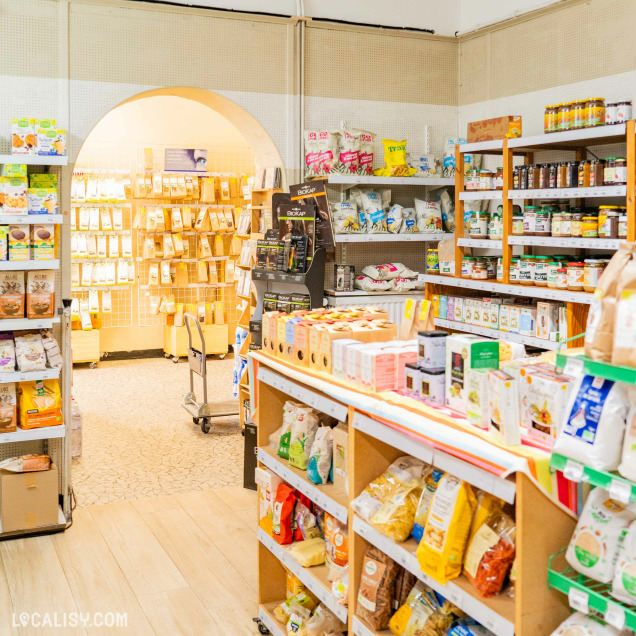 Rayons de produits bio et compléments alimentaires dans la Boutique Santé à Seraing