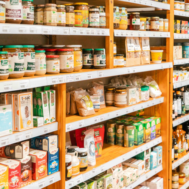 Étagères de produits naturels et compléments alimentaires dans la Boutique Santé à Seraing.