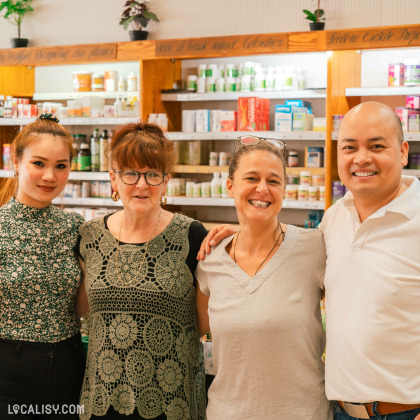 Équipe de la Boutique Santé à Seraing, spécialisée en cosmétiques, herboristerie et produits de santé.