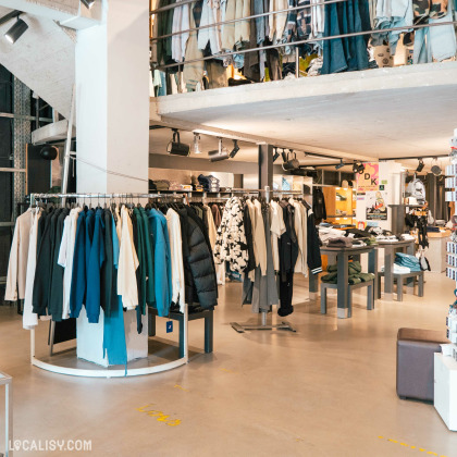 Vêtements et accessoires exposés dans le magasin Collector à Liège.