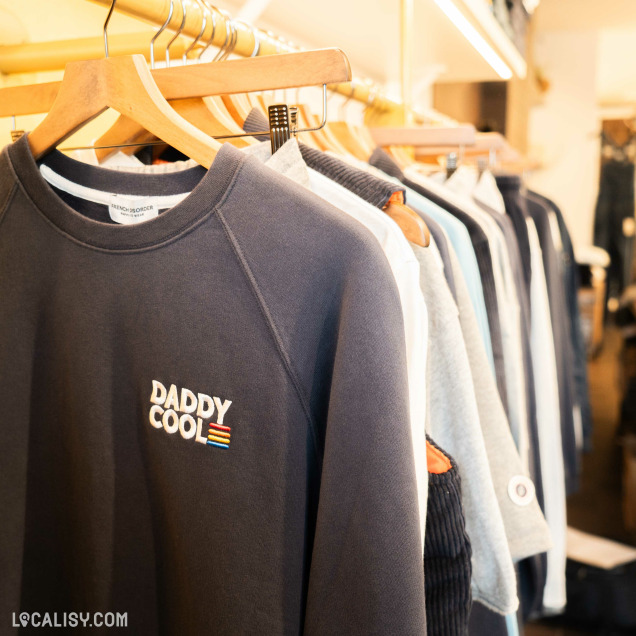 Intérieur du magasin "Monsieur Lascar" avec une tringle de pull de la marque French Disorder