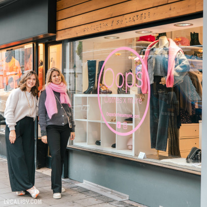 May et Elise devant la vitrine de leur boutique de vêtements chics et décontractés Oops Clothes x More à Liège