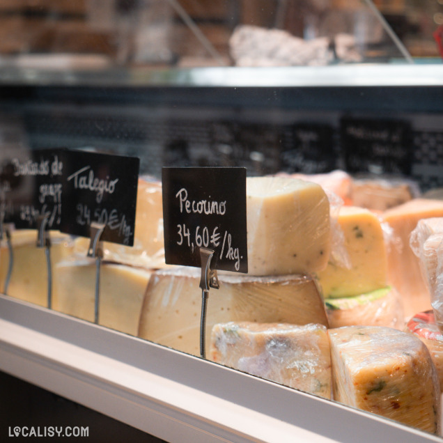 Comptoir réfrigéré du magasin de produits italiens “Spesa Cucina” à Theux, avec du fromage et de la charcuterie