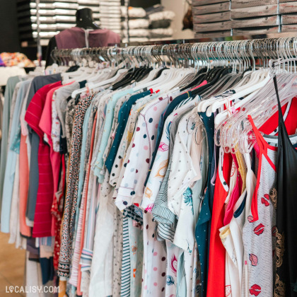 L’intérieur du magasin “Lingerie Séduction” à Neupré, avec divers articles de lingerie colorés exposés sur des portants. La variété des motifs et des couleurs rend l’exposition visuellement attrayante.