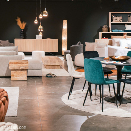 L’intérieur du magasin “Petit Bairro” à Saint-Georges-sur-Meuse, avec une variété de meubles modernes, y compris des canapés, des chaises, des tables et des luminaires décoratifs.