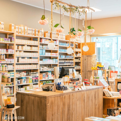 Intérieur de ''BIO SPA'' présentant ses produits de bien-être avec un comptoir en bois et des étagères bien garnies.