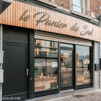 Façade du magasin Le Panier du Sud à Verviers avec une enseigne en bois et une grande vitrine montrant des produits d'épicerie.