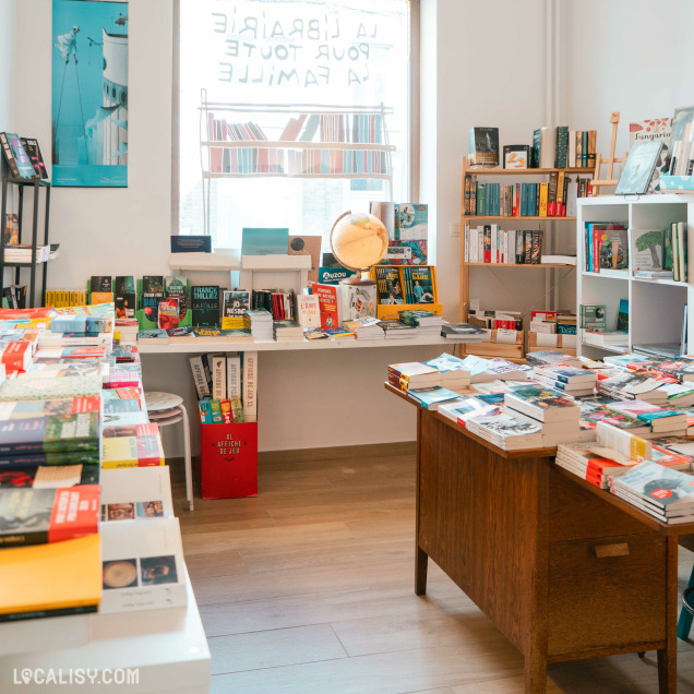 À l’intérieur de la Librairie Long-Courrier à Tilff : des étagères regorgeant de livres, jeux, puzzles et travaux manuels d'enfants.